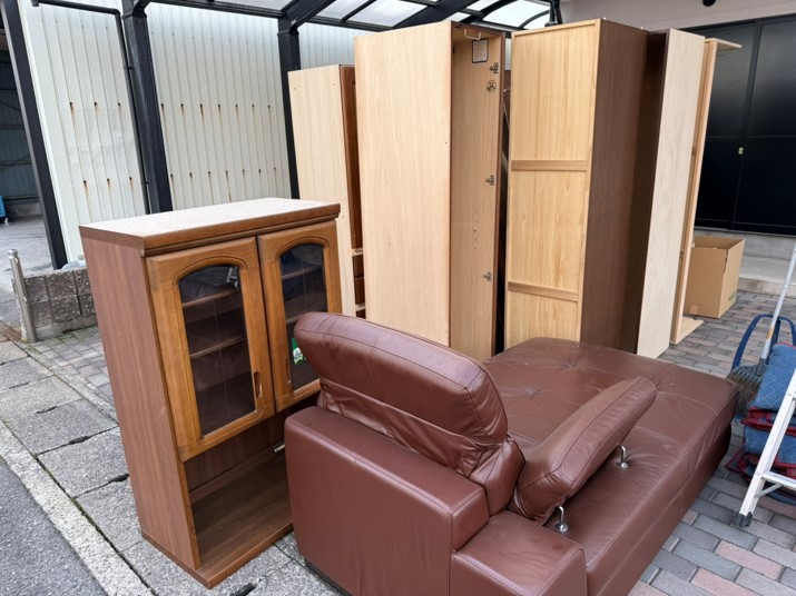 名古屋市緑区N様の家財整理で婚礼タンス、ソファ、食器棚の回収画像